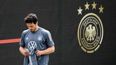 Bek veteran yang termasuk dalam skuad Panser juara Piala Dunia 2014 ini harus rela hanya menjadi penonton saat rekan-rekanya berjuang di Piala Dunia 2022. Meski masih tampil kokoh di lini pertahanan Dortmund namun karena gaya bermain yang tidak sesuai dengan taktik Hansi Flick akhirnya Mats Hummels tak dibawa ke Qatar. (AFP/Christof Stache)