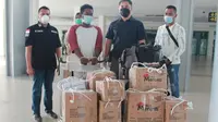 Pelaku pemasok narkoba ke NTT (baju putih merah) dikawal ketat polisi saat tiba di Bandara El Tari Kupang. (Foto Istimewah)