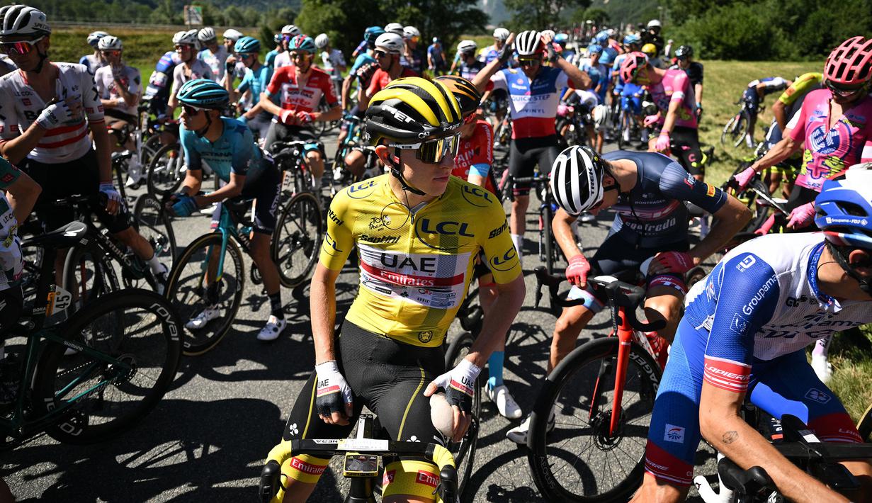Pembalap UEA Team Emirates sekaligus penyandang Yellow Jersey, Tadej Pogacar sedang menunggu saat regulator balapan menghentikan sementara perlombaan karena demonstrasi perubahan iklim yang menutup rute balapan pada etape ke-10 Tour de France, antara Morzine dan Megeve, di Pegunungan Alpen Prancis, pada 12 Juli 2022. (AFP/Marco Bertorello)