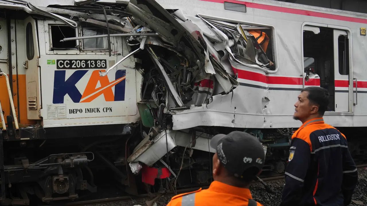 Ditabrak Argo Bromo Anggrek, Gerbong Khusus Wanita KRL Commuter Hancur