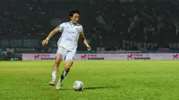 Gelandang Arema FC, Renshi Yamaguchi, kala beraksi di Piala Presiden 2022. (Bola.com/Iwan Setiawan)