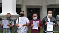 Ketua DPW Forum Komunikasi Purnakarya Perkebunan Nusantara (FKPPN) Eeng Sumarna bersama pengurus lainnya setelah melakukan audiensi menanyakan perihal Santuan Hari Tua (SHT) karyawan. (Liputan6.com/Jayadi Supriadin)