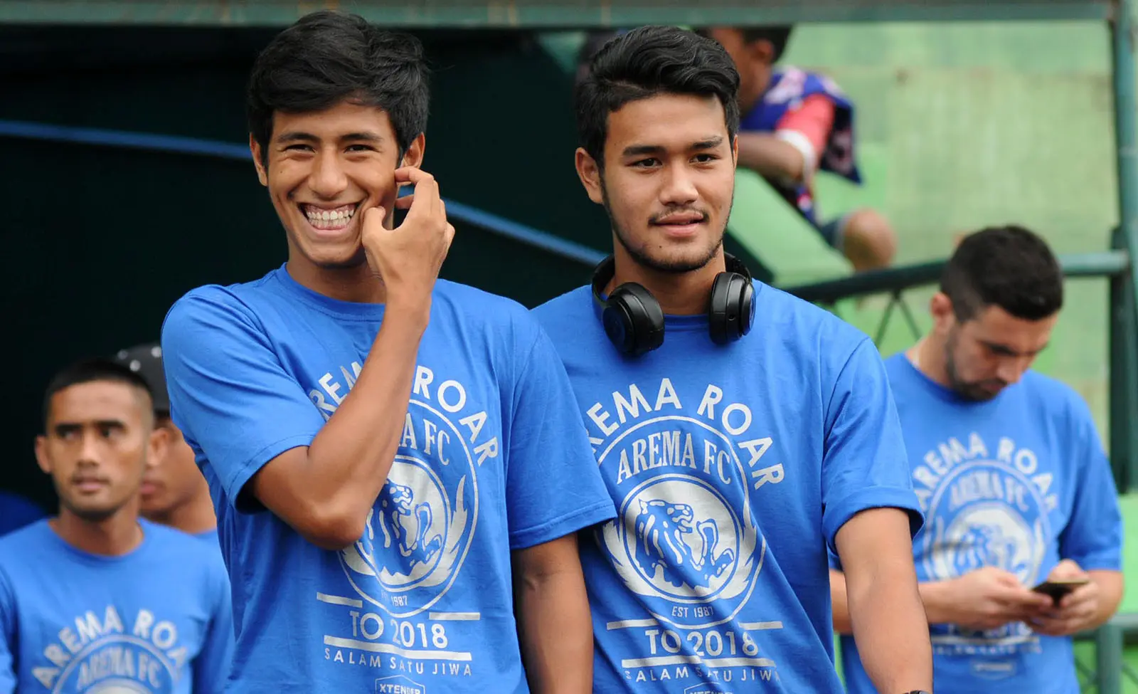 Pemain Arema, Hanif Sjahbandi bersama M. Rafli, saat memasuki lapangan. (Bola.com/Iwan Setiawan)