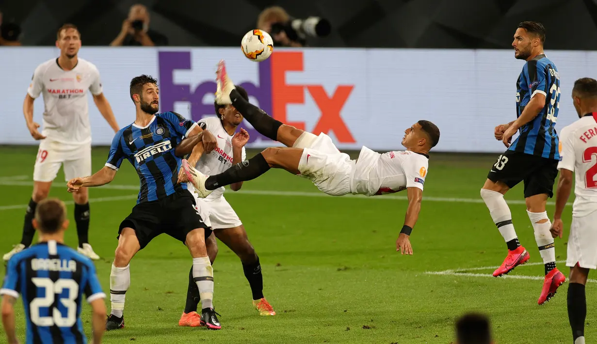 Bek Sevilla, Diego Carlos melakukan tendangan salto untuk mencetak gol ke gawang Inter Milan pada pertandingan Final Liga Europa di Stadion Rhein Energie, Cologne, Jumat (21/8/2020). Gol indah Diego Carlos menjadi penentu kemenangan Sevilla 3-2 atas Inter Milan. (Friedemann Vogel/POOL/AFP)