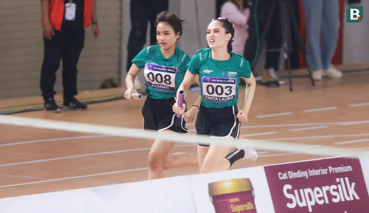 Selebritas Indonesia, Cinta Laura (kanan) bersaing dengan Fujianti Utami saat berlomba pada cabang olahraga lari estafet 400 meter nomor campuran Turnamen Olahraga Selebriti Indonesia (TOSI) di GOR UNJ, Rawamangun, Jakarta, Minggu (30/07/2023). Timnya berhasil finis dengan catatan waktu 1 menit 0,59 detik. (Bola.com/Bagaskara Lazuardi)