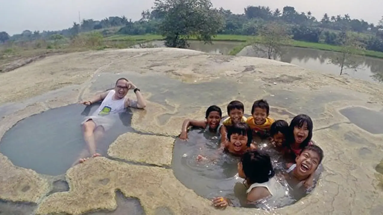 Asyiknya Berendam di Jacuzzi Tengah Sawah Gunung Peyek Ciseeng