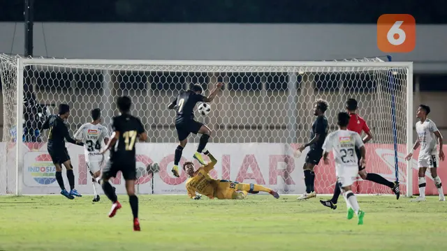 FOTO: Kushedya Hari Yudo Bawa Indonesia Unggul Atas Bali United di Babak Pertama