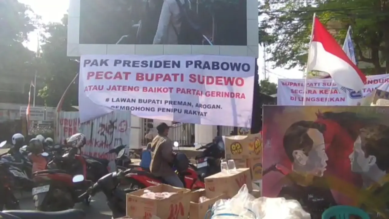 Spanduk tuntutan Bupati Sudewo lengser dari jabatannya terpasang di depan kantor Bupati Pati.