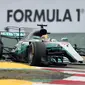 Pembalap Mercedes Lewis Hamilton memacu mobilnya selama balapan Formula One (F1) GP China di Sirkuit Internasional Shanghai, Minggu (9/4). Hamilton tak terkalahkan dari awal balapan hingga akhirnya memenangkan GP China ini. (AP Photo/Mark Schiefelbein)