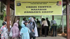  Korban kasus dugaan penipuan dan penggelapan investasi fiktif mendatangi posko crisis center di Polda Metro Jaya, Jakarta, Rabu (22/2). Polda buat posko crisis center untuk korban kasus dugaan investasi fiktif Pandawa Group. (Liputan6.com/Yoppy Renato)