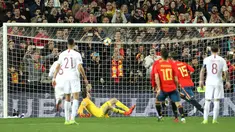 Bek Spanyol, Sergio Ramos (kedua kanan) berselebrasi usai mencetak gol lewat titik penalti selama pertandingan grup F babak kualifikasi Euro 2020 di stadion Mestalla, Valencia (23/3). Spanyol menang tipis atas Norwegia 2-1. (AP Photo/Alberto Saiz)