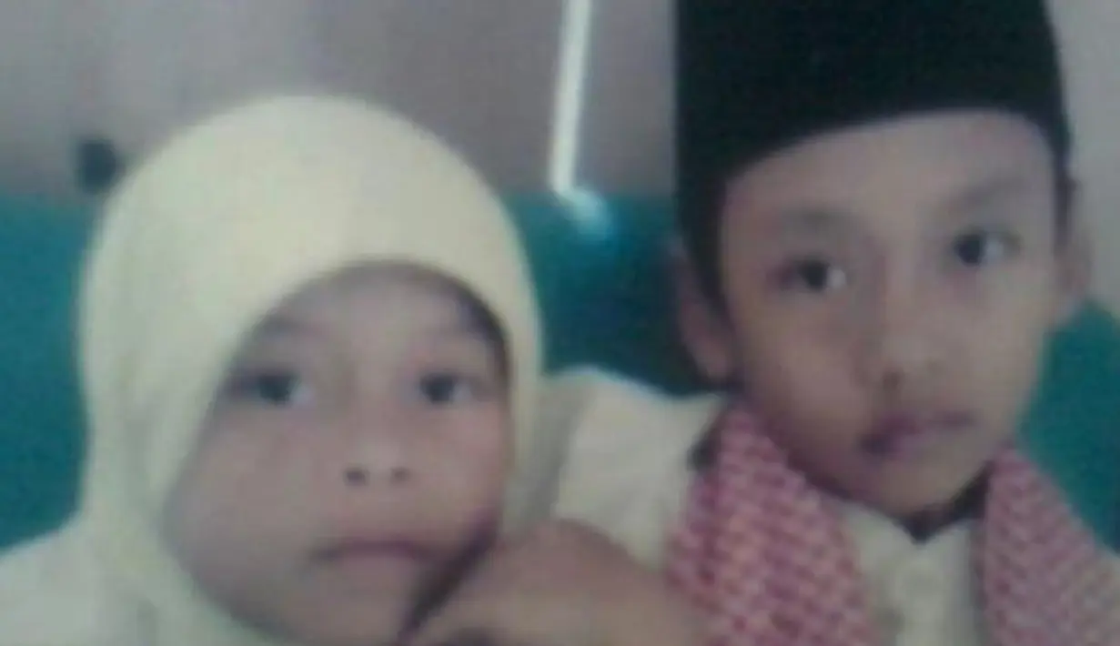 Perempuan berusia 23 tahun ini memang berasal dari keluarga sederhana. Bahkan sebelum Lesti setenar sekarang, ia turut membantu ibunya jualan mi ayam di rumah. Sosoknya yang sederhana saat kecil ini membuat Lesti memiliki sifat ramah ke pada para fans. (Liputan6.com/IG/@lestykejora)