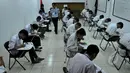 Suasana pelaksanaan UN program Paket C di LP Narkotika Cipinang, Jakarta, Senin (13/4/2015).  Para peserta terlihat bersemangat menjalani UN 2015. (Liputan6.com/Johan Tallo)