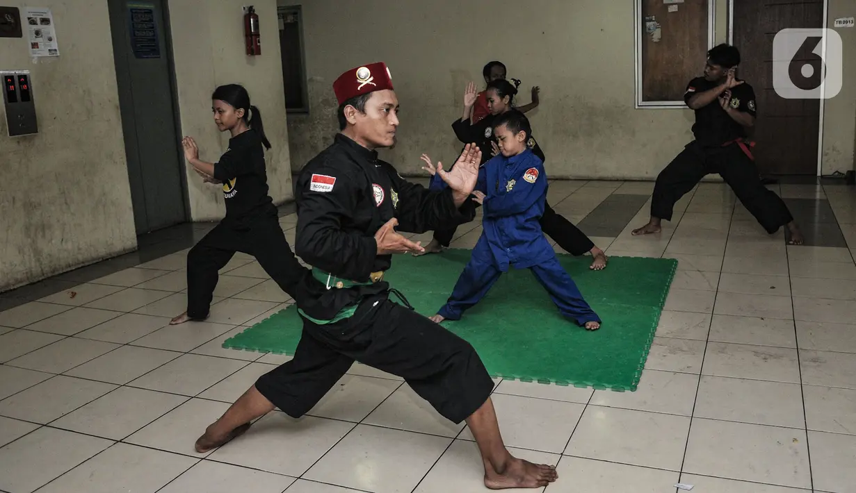 Iwan saat mengajarkan Silat Chingkrik Betawi kepada muridnya. (merdeka.com/Iqbal S Nugroho)
