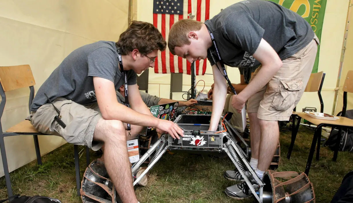 Peserta dari Amerika Serikat saat mengecek kondisi robotnya selama kompetisi internasional Mars robot di Regional Sains – Technology, Polandia, (5/9/2015). Kompetisi digelar dari 5 – 6 september 2015. (REUTERS/Pawel Malecki/Agencja Gazeta)