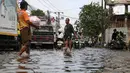 BPBD Jakarta juga memberikan bantuan logistik bagi masyarakat terdampak banjir yang  saat ini masih berada di lokasi pengungsian. (Liputan6.com/Angga Yuniar)