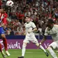 Pemain Atletico Madrid, Alvaro Morata (kiri), berhasil mencetak gol ketiga ke gawang Real Madrid dalam pertandingan pekan keenam La Liga Spanyol 2023/2024 yang berlangsung di Metropolitano stadium, Madrid, Senin (25/9/2023). Gol ketiga ini tercipta berkat kerjasama apik antara Antoine Griezmann dan Saul Niguez. (AFP/Oscar Del Pozo)