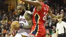 Pemain Cleveland Cavaliers,  LeBron James (23) mencoba melewati kawalan pemain New Orleans Pelicans, Buddy Hield (24) pada laga NBA di Quicken Loans Arena, (2/1/2017). Cavs menang  90-82. (Reeuters/Ken Blaze-USA TODAY Sports)