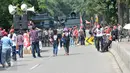 Massa pro Basuki Tjahaja Purnama (Ahok) mengawal sidang lanjutan kasus dugaan penodaan agama di depan Kementerian Pertanian, Jakarta, Kamis (20/4). Sidang pembacaan tuntutan digelar sehari setelah pemungutan suara Pilkada DKI. (Liputan6.com/Yoppy Renato)