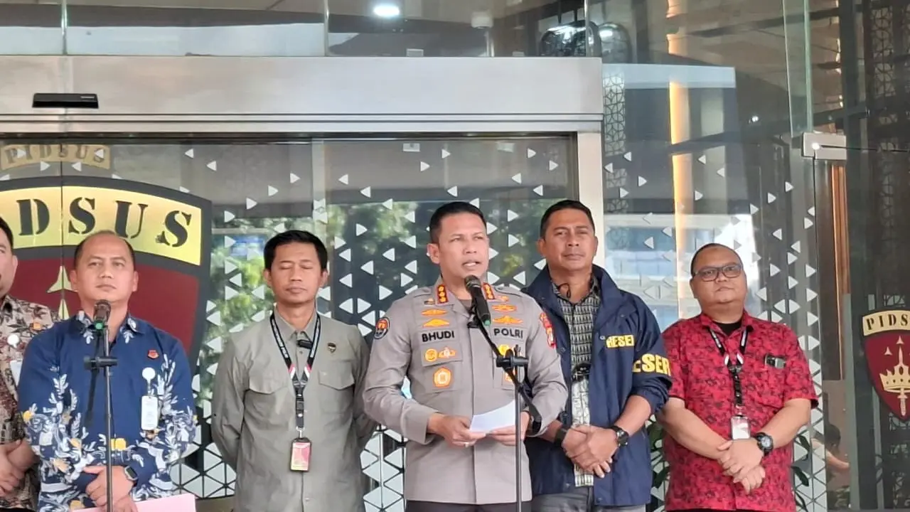 Kepolisian limpahkan tersangka Don Ritto dan barang bukti emas hingga dolar ke Kejagung.