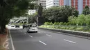Sejumlah Kendaraan melintasi jalan Jendral Sudirman, Jakarta, , Sabtu (24/12). Menjelang natal sejumlah ruas jalanan Jakarta tampak lengang. (Liputan6.com/Herman Zakharia)