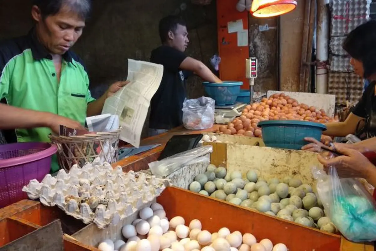 Erman (28), pedagang telur di Pasar Kebayoran Lama, Jakarta Selatan. (Maulandy/Liputan6.com)