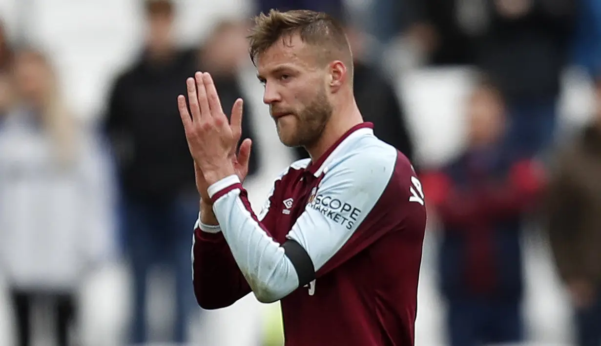 Andriy Yarmolenko. Sayap kanan Ukraina berusia 32 tahun ini baru saja bergabung dengan klub asal Uni Emirat Arab Al-Ain FC dengan status bebas transfer usai kontraknya habis bersama West Ham United yang telah dibelanya sejak awal musim 2018/2019. Ia diikat oleh Al-Ain FC dengan durasi kontrak hingga Juni 2023. Bersama The Hammers ia total tampil dalam 86 laga di semua ajang dengan torehan 13 gol dan 7 assist. (AFP/Ian Kington)