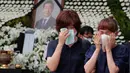 Para pelayat menangis di sebuah altar peringatan untuk almarhum Wali Kota Seoul Park Won-soon di Seoul City Hall Plaza, Sabtu (11/7/2020). Kematian mendadak Wali Kota Seoul, yang dilaporkan terlibat dalam tuduhan pelecehan seksual, menjadi sorotan publik. (AP/Ahn Young-joon)