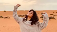 Camila Cabello tampak berpose hanya menggunakan sweater di sebuah padang pasir di negeri Arab. Gadis berusia 22 tahun ini tampak sangat bahagia dengan senyum yang mengembang dan kedua tangan diangkat ke atas. (Liputan6.com/IG/@camila_cabello)