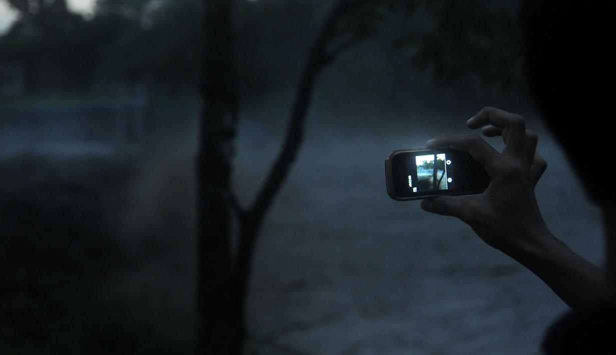 Beberapa warga sekitar terlihat mengabadikan banjir lahar dingin Gunung Kelud yang melintasi Kali Konto Kediri (Liputan6.com/Helmi Fithriansyah).