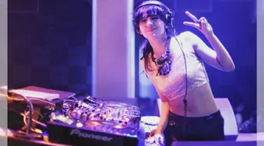 DJ Una Putri berhasil menempati posisi ke-29 dari 100 DJ perempuan di dunia. DJ Una berhasil mengungguli DJ Yasmin yang juga DJ asal Indonesia yang menempati peringkat ke-53 dan Paris Hilton yang berada diperingkat ke-71. (instagram.com/putriuna)