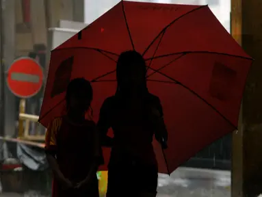 Pengojek payung di salah satu tempat perbelanjaan di kawasan Tanah Abang, Jakarta, Selasa (9/2). Alasan menjadi pengojek payung merupakan tuntutan ekonomi untuk menambah penghasilan sehari - hari mereka yang serba kekurangan. (Liputan6.com/Faisal R Syam)
