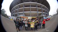 Sebagian kecil Singa Mania, suporter Sriwijaya FC, yang sudah tiba di Stadion GBK pada Jumat (16/10/2015) pagi WIB. (Bola.com/Nicklas Hanoatubun)