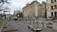 Pemandangan alun-alun di luar balai kota Kharkiv yang rusak dan hancur akibat penembakan pasukan Rusia pada 1 Maret 2022. Alun-alun pusat kota terbesar kedua Ukraina, Kharkiv, ditembaki oleh pasukan Rusia -- menghantam gedung pemerintahan lokal -- kata gubernur Oleg Sinegubov. (Sergey BOBOK / AFP)