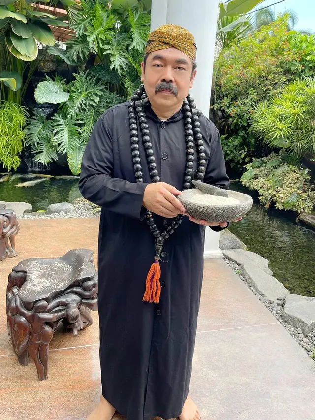 8 Potret Adam Suseno Suami Inul Daratista saat Cosplay, Bikin Geleng Kepala