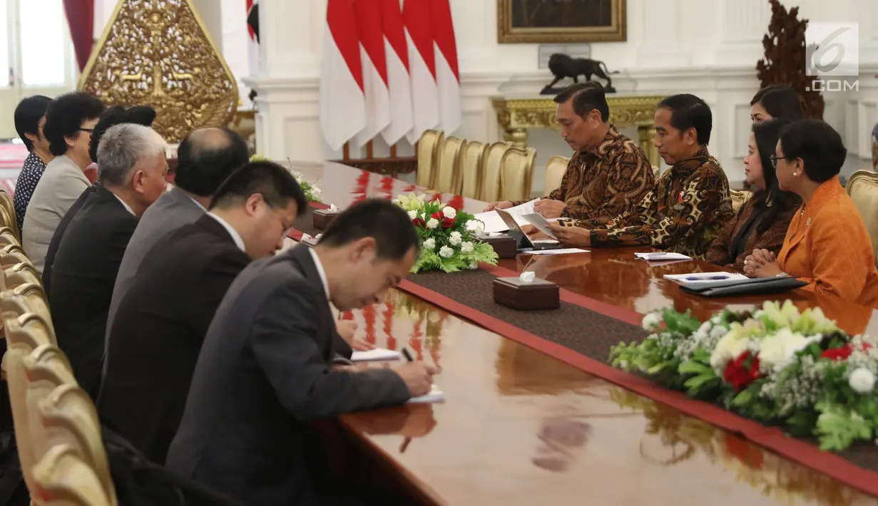 Presiden Jokowi dan Wakil Perdana Menteri Tiongkok Liu Yandong beserta delegasi menggelar pertemuan di meja oval Istana Merdeka, Jakarta, Rabu (29/11). Pertemuan membahas sejumlah agenda kerjasama ekonomi antar kedua negara. (Liputan6.com/Angga Yuniar)