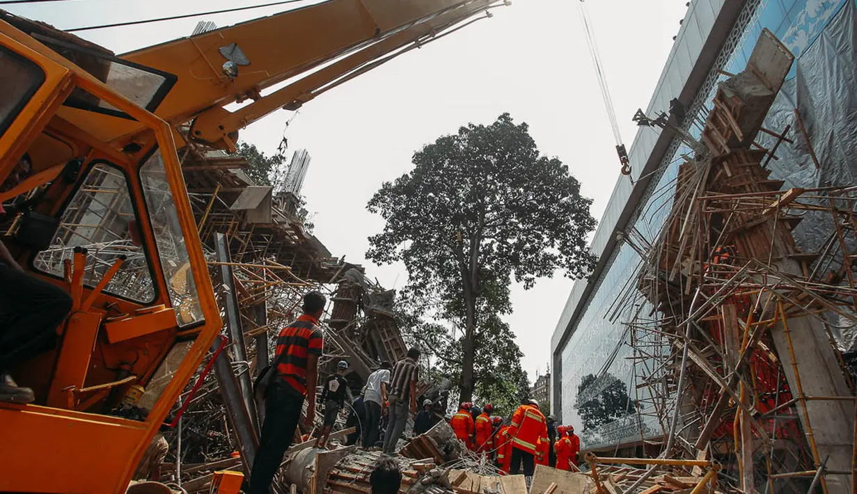 Ambruknya jembatan menyebabkan empat orang tewas dan lima orang lainnya mengalami luka berat, Jakarta, Jumat (31/10/2014). (Liputan6.com/Faizal Fanani)  