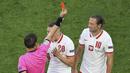 Harapan Polandia untuk memenangi pertandingan ini semakin sulit terwujud setelah kehilangan satu pemain. Grzegorz Krychowiak diganjar kartu merah pada menit ke-62. (Anton Vaganov/Pool via AP)