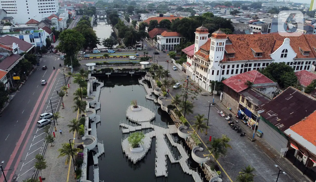 Suasana kawasan Kali Besar kawasan Kota Tua Jakarta, Selasa (21/4/2020). Seiring pelaksanaan WFH dan PSBB di DKI Jakarta, kawasan wisata terbuka yang biasanya ramai dikunjungi kini terlihat lengang. (Liputan6.com/Helmi Fithriansyah)