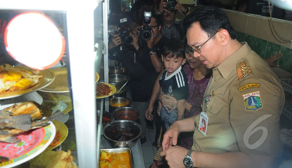 Gubernur DKI Jakarta Basuki T Purnama berbincang dengan pedagang Pasar Blok G, Tanah Abang, Jakarta, Rabu (15/4/2015). Kedatangan Ahok tersebut untuk melihat situasi dan kondisi secara langsung di kawasan Pasar Tanah Abang. (Liputan6.com/Herman Zakharia)