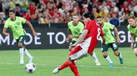 Kevin Diks menendang penalti ke gawang Australia namun gagal. Timnas Indonesia kalah 1-5 di Allianz Stadium, Sydney, Kamis (20/3/2025). (AFP/David Gray)