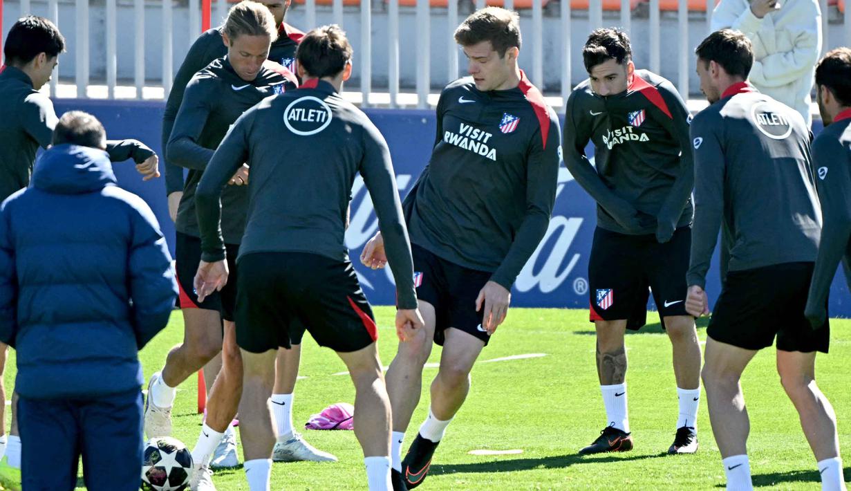 Dengan keunggulan agregat dan rekor kandang yang kuat, Atletico Madrid berada di posisi lebih diuntungkan. Tampak dalam foto, penyerang Atletico Madrid asal Norwegia, Alexander Sorloth (tengah) dan gelandang Marcos Llorente (tengah kiri) menghadiri sesi latihan menjelang pertandingan kedua perempat final Liga Champions 2025/26 melawan Barcelona di tempat latihan klub di Majadahonda, pinggiran kota Madrid, pada Senin 13 April 2026. (Javier SORIANO/AFP)