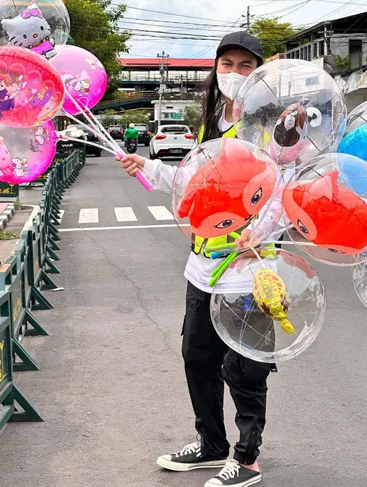 Baim Wong salah satu artis yang juga Youtuber yang kerap menyamar. Suami Paula Verhoeven itu kerap menyamar demi memberikan bantuan ke masyarakat kurang mampu. Yang terbaru, Baim menyamar jadi tukang balon. [Instagram/baimwong]