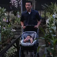 "Happy sunday... pertama kalinya Salma ngerasain air laut... Nanti kalau udah besaran dikit baru berenang yaa sama Bapak & Ibu," tulis Rio Dewanto dalam salah satu keterangan foto bersama putrinya. (Instagram/riodewanto)