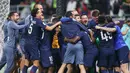 Para pemain PSG melakukan selebrasi setelah memastikan diri menjadi juara Piala Intercontinental 2025 di Ahmad bin Ali Stadium, Al-Rayyan, Qatar pada Kamis (18/12/2025) dini hari WIB. (AP Photo/Hussein Sayed)