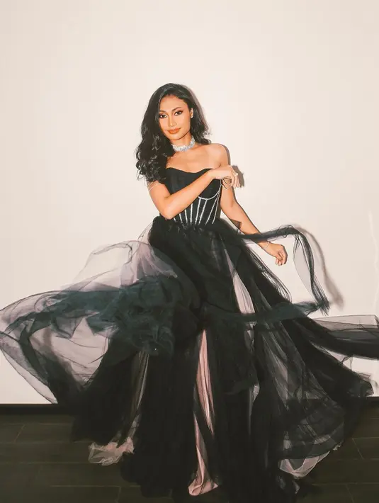 Gaun bustier dengan detail tulle dan satin itu bikin Novia Bachmid mirip Disney Princess
 [instagram/noviabachmid]