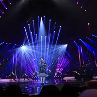 Isyana Sarasvati ketika tampil di The Biggest Concert: Perempuan Hebat Indonesia. (Adrian Putra/Bintang.com)