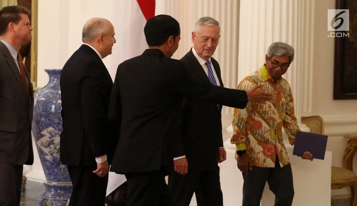 Presiden Jokowi mendampingi Menteri Pertahanan Amerika Serikat (AS) James Mattis saat melakukan pertemuan di Istana Merdeka, Jakarta, Selasa (23/1).  (Liputan6.com/Angga Yuniar)