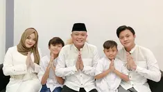 Entis Sutisna atau akrab dikenal Sule menjadi sosok hebat bagi 4 orang anaknya. Sule selalu berusaha berikan yang terbaik bagi 4 orang anaknya. Tak hanya 4 anaknya dari pernikahan pertama, Sule pun juga selalu berusaha untuk bisa jadi ayah yang baik untuk Adzam, yang kini tinggal bersama Nathalie Holscher. (Liputan6.com/IG/ferdinan_sule)