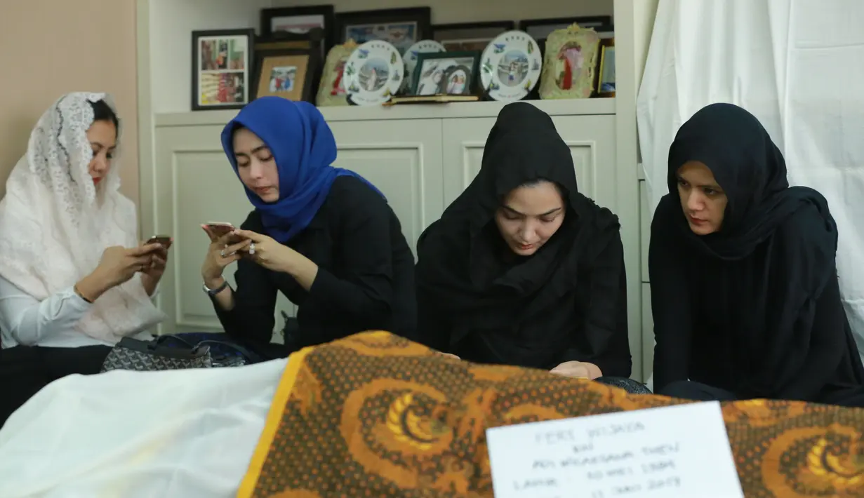 Foto-foto di atas saat Ashanty melayat ke rumah duka  Fery Wijaya suami Ririn Ekawati di kawasan Bendungan Hilir, Jakarta Pusat, Minggu (11/6/2017). (Adrian Putra/Bintang.com)